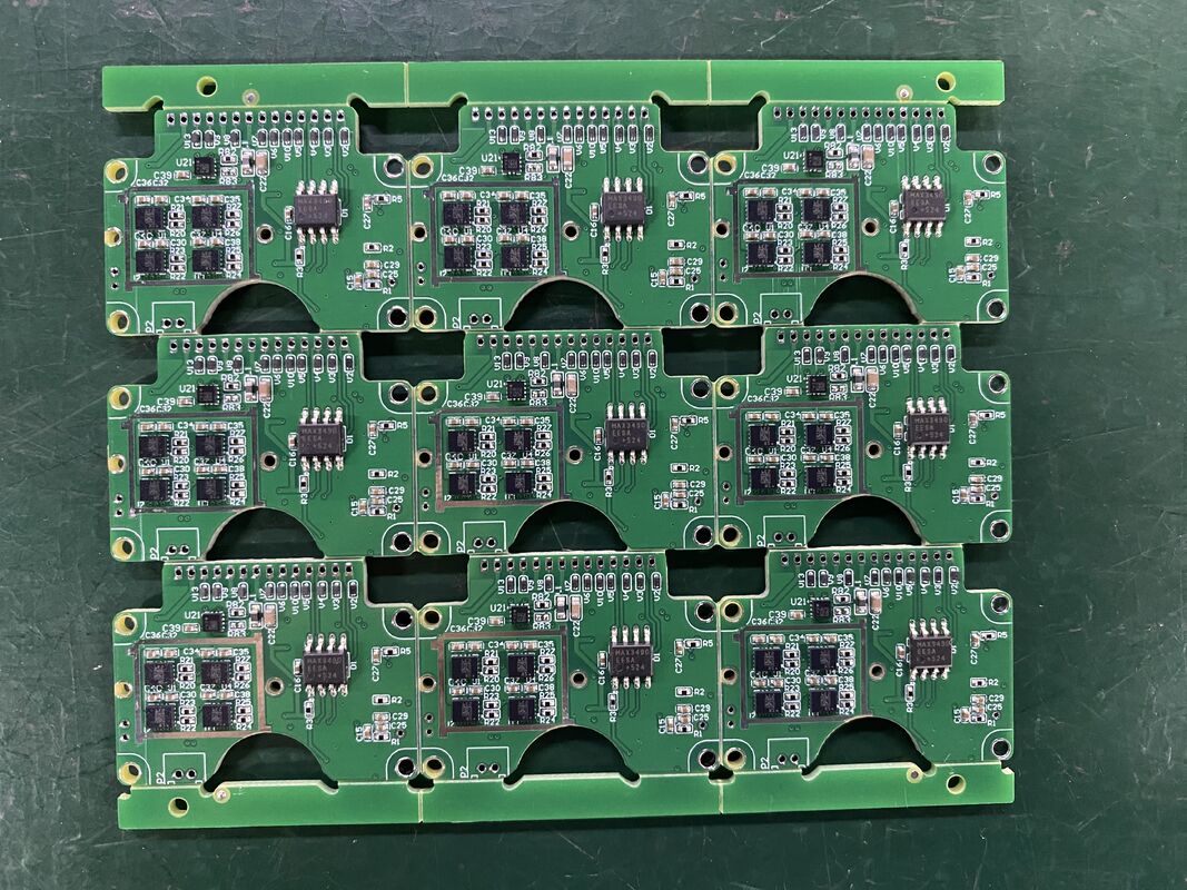 Min Kugelraum 0,3 mm Abstand weniger als 0,5 mm Industrie-PCB-Herstellungsprozess Maximale PCB-Größe 600 x 1200 mm Optimiert für komplexe PCB-Layouts